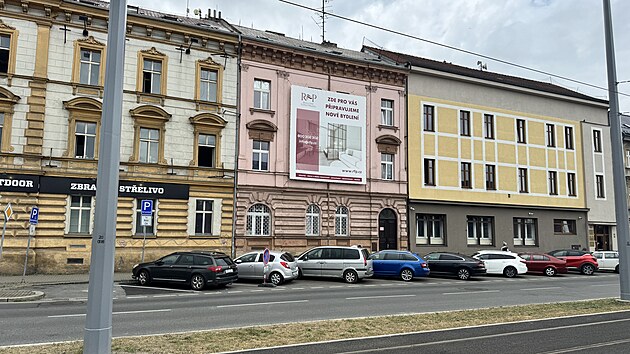 Plzeň čist&iacute; centrum města od takzvan&eacute;ho vizu&aacute;ln&iacute;ho smogu. Majitelům reklam, kter&eacute; nezmizely s posledn&iacute;m červnem, hroz&iacute; pokuta.