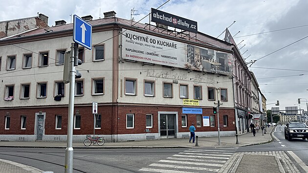 Plzeň čist&iacute; centrum města od takzvan&eacute;ho vizu&aacute;ln&iacute;ho smogu. Majitelům reklam, kter&eacute; nezmizely s posledn&iacute;m červnem, hroz&iacute; pokuta.