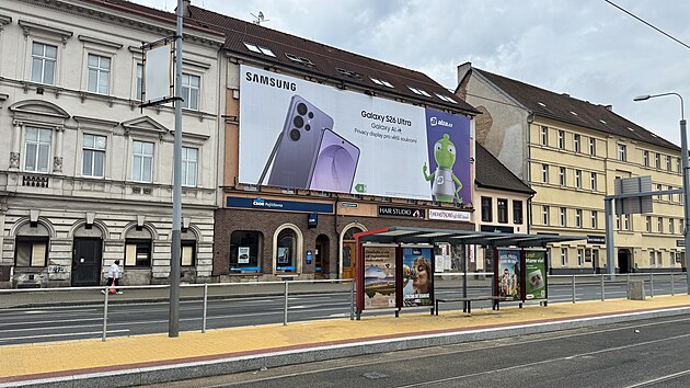 Plzeň čist&iacute; centrum města od takzvan&eacute;ho vizu&aacute;ln&iacute;ho smogu. Majitelům reklam, kter&eacute; nezmizely s posledn&iacute;m červnem, hroz&iacute; pokuta.