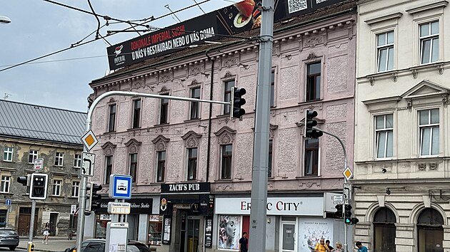 Plzeň čist&iacute; centrum města od takzvan&eacute;ho vizu&aacute;ln&iacute;ho smogu. Majitelům reklam, kter&eacute; nezmizely s posledn&iacute;m červnem, hroz&iacute; pokuta.