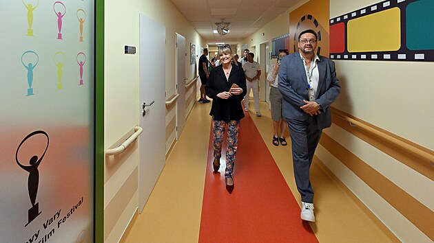 Chantal Poullainová v doprovodu ředitele nemocnice Jiřího Štefana při prohlídce dětského oddělení
