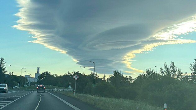 Oblačné řady pod Krušnými horami. Čočkovité mraky v nich připomínaly UFO. (9. června 2026)
