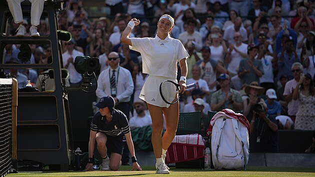 Karolína Muchová slaví výhru ve čtvrtfinále Wimbledonu.