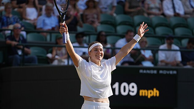 Karolína Muchová se raduje z postupu do semifinále Wimbledonu.