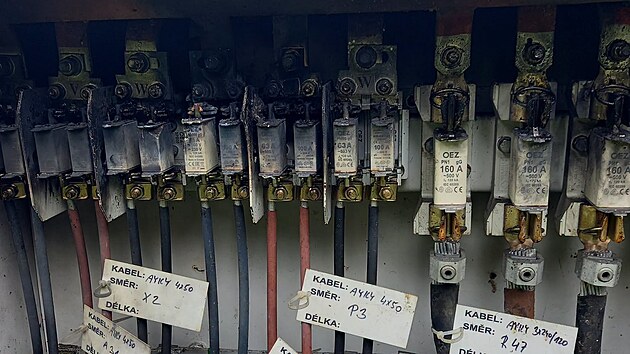Vyhořelá skříň s elektrickým rozvaděčem (7. července 2026)