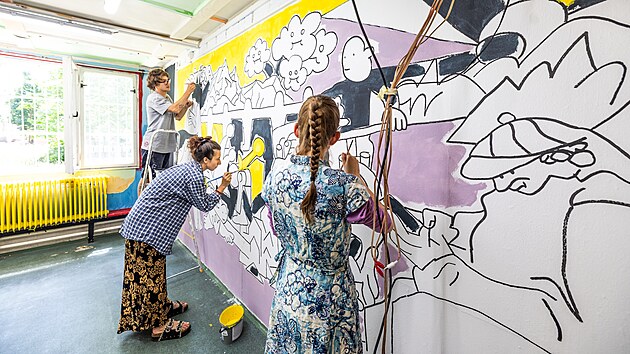 Streetartový umělec Tomáš Javůrek tvořil na stěně v hradecké neziskovce Prostor Pro.
