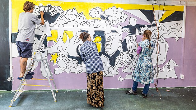 Streetartový umělec Tomáš Javůrek tvořil na stěně v hradecké neziskovce Prostor Pro.