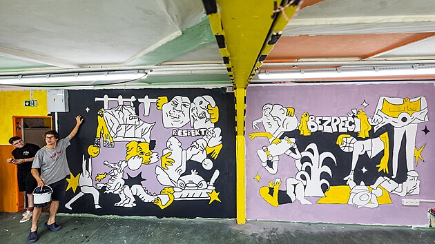 Streetartový umělec Tomáš Javůrek tvořil na stěně v hradecké neziskovce Prostor Pro.
