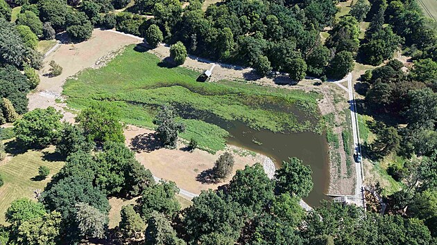 Pohled na č&aacute;st parku z&aacute;mku v Čech&aacute;ch pod Kos&iacute;řem, kde fini&scaron;uje velk&aacute; revitalizace tamn&iacute;ch rybn&iacute;ků. Kolaudace je pl&aacute;nov&aacute;na na zač&aacute;tek července, pot&eacute; bude moci b&yacute;t cel&yacute; park opět otevřen pro veřejnost, včetně dosud nepř&iacute;stupn&yacute;ch č&aacute;st&iacute;. (červen 2026)