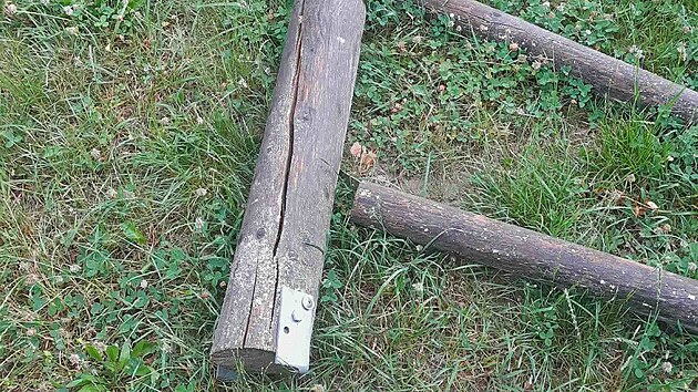 Neznámý vandal na zřícenině hradu Brníčko vytrhl jedno ze zábradlí, poté ho část nasekal a použil jako palivo na oheň.