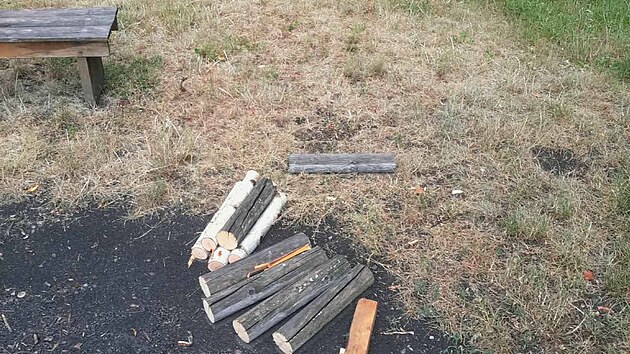 Neznámý vandal na zřícenině hradu Brníčko vytrhl jedno ze zábradlí, poté ho část nasekal a použil jako palivo na oheň.