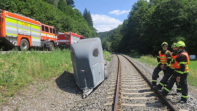 Př&iacute;věs pro převoz kon&iacute;, kter&yacute; se za j&iacute;zdy odpojil od auta, u Hanu&scaron;ovic n&aacute;sledně vyjel ze silnice a skončil v koleji&scaron;ti. Na trati kvůli tomu musel b&yacute;t na hodinu přeru&scaron;en provoz. (2. července 2026)