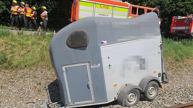 Př&iacute;věs pro převoz kon&iacute;, kter&yacute; se za j&iacute;zdy odpojil od auta, u Hanu&scaron;ovic n&aacute;sledně vyjel ze silnice a skončil v koleji&scaron;ti. Na trati kvůli tomu musel b&yacute;t na hodinu přeru&scaron;en provoz. (2. července 2026)