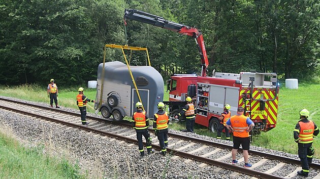 Př&iacute;věs pro převoz kon&iacute;, kter&yacute; se za j&iacute;zdy odpojil od auta, u Hanu&scaron;ovic n&aacute;sledně vyjel ze silnice a skončil v koleji&scaron;ti. Na trati kvůli tomu musel b&yacute;t na hodinu přeru&scaron;en provoz. (2. července 2026)