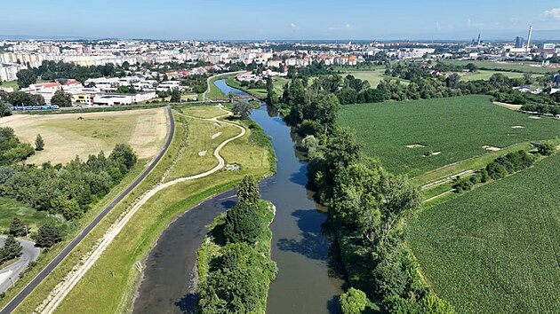 Pohled na č&aacute;st dokončen&eacute; etapy 4A protipovodňov&yacute;ch opatřen&iacute; v Olomouci, konkr&eacute;tně jej&iacute; jižn&iacute; č&aacute;sti.