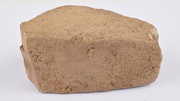 V&iacute;ce než dvoukilogramov&yacute; zlomek olověn&eacute;ho ingotu nalezen&yacute; archeology v are&aacute;lu někdej&scaron;&iacute;ho hradu Tepenec.