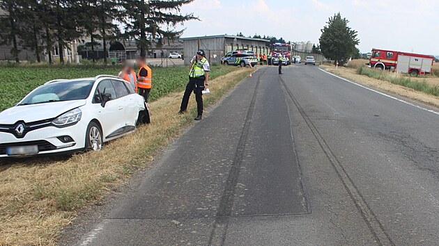 Nebezpečn&eacute; předj&iacute;žděn&iacute; řidiče peugeotu (v d&aacute;lce) skončilo u Dubu nad Moravou na Olomoucku jedn&iacute;m nabouran&yacute;m vozem (vlevo) a dal&scaron;&iacute;m v poli.