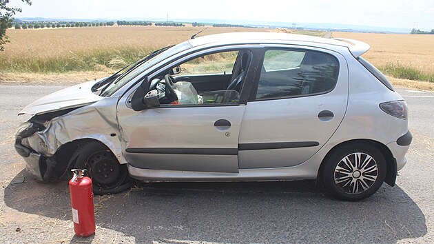 Nebezpečn&eacute; předj&iacute;žděn&iacute; řidiče peugeotu (na sn&iacute;mku) skončilo u Dubu nad Moravou na Olomoucku jedn&iacute;m nabouran&yacute;m vozem a dal&scaron;&iacute;m v poli.