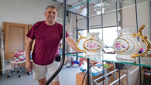 Rostislav Juřík ukazuje, co nabízí v re-use centru ve Veselé na Zlínsku. (květen 2026)