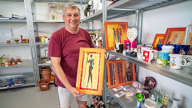 Rostislav Juřík ukazuje, co nabízí v re-use centru ve Veselé na Zlínsku. (květen 2026)