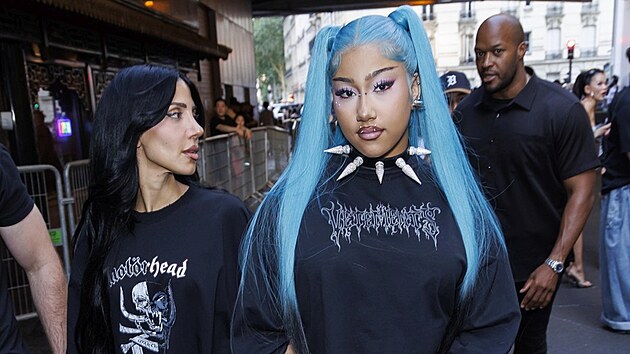 North Westová (vpravo) se svou asistentkou a bodyguardy přichází na přehlídku značky VETEMENTS / Spring-Summer 2027 (Paříž, 26. června 2026)