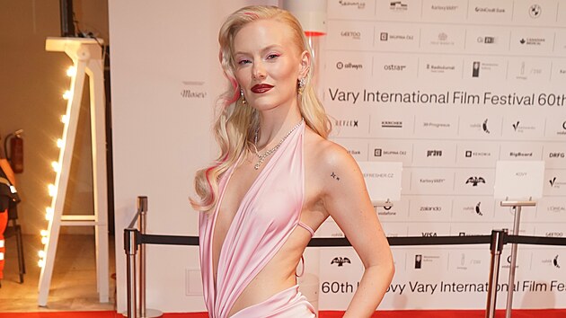 Zpěvačka Annet X (slavnostní zahájení 60. ročníku Mezinárodního filmového festivalu Karlovy Vary, 3. července 2026)