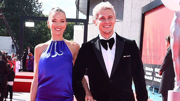 Modelka Andrea Bezděkov&aacute; a zpěv&aacute;k Sebastian Navr&aacute;til (slavnostn&iacute; zah&aacute;jen&iacute; 60. ročn&iacute;ku Mezin&aacute;rodn&iacute;ho filmov&eacute;ho festivalu Karlovy Vary, 3. července 2026)