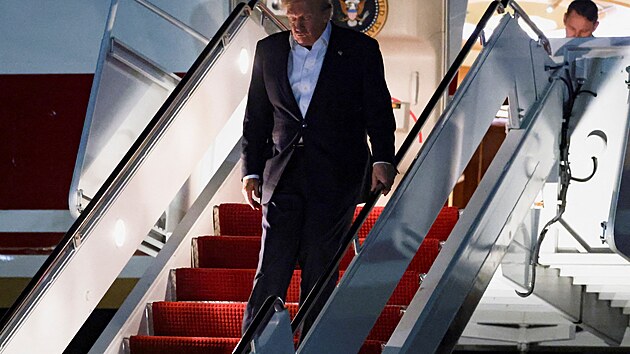 Trump letěl z Ankary starým Air Force One, do nového přesedl z bezpečnostních důvodů až v Anglii. (9. července 2026)