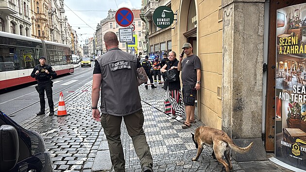 Policejní zásah kvůli výhružce bombou úřadu ve Vodičkově ulici na Praze 1. (1. července 2026)