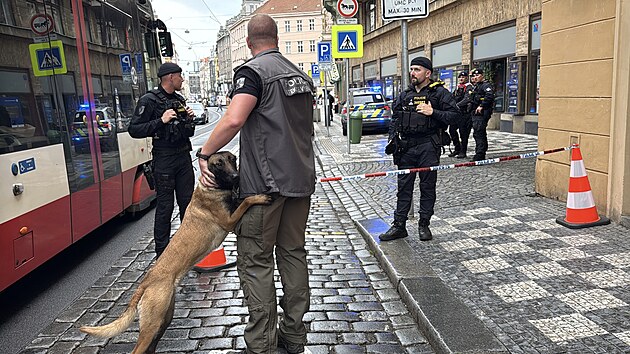 Policejní zásah kvůli výhružce bombou úřadu ve Vodičkově ulici na Praze 1. (1. července 2026)