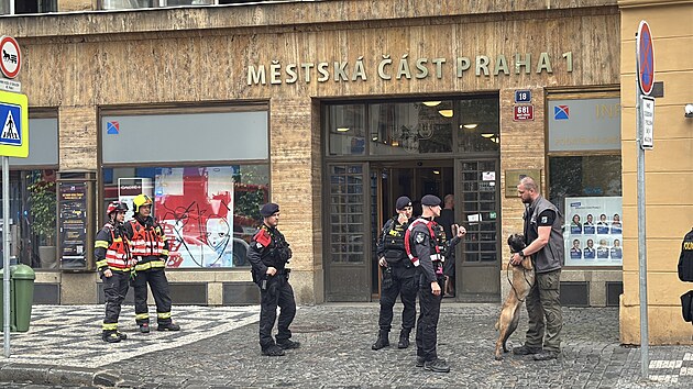 Policejní zásah kvůli výhružce bombou úřadu ve Vodičkově ulici na Praze 1. (1. července 2026)