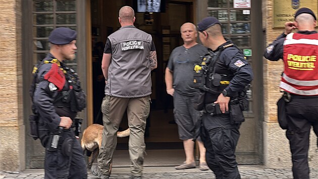 Policejní zásah kvůli výhružce bombou úřadu ve Vodičkově ulici na Praze 1. (1. července 2026)
