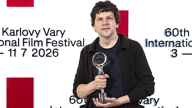 Jesse Eisenberg pózuje s Cenou prezidenta MFF (4. července 2026)