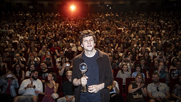 Jesse Eisenberg pózuje s Cenou prezidenta MFF před zaplněným Velkým sálem (4. července 2026).