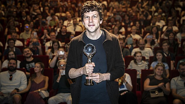Jesse Eisenberg pózuje s Cenou prezidenta MFF před zaplněným Velkým sálem (4. července 2026).