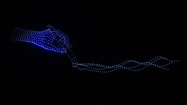 Záběr z dronové show, kterou vyvrcholilo zahájení karlovarského festivalu. (4. července 2026)