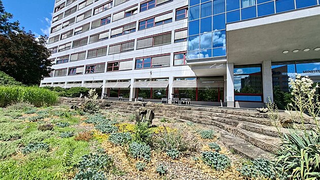 Ministerstvo životního prostředí nechalo nasvítit svou budovu v barvách americké trikolory. (3. července 2026)