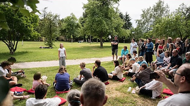 Poetické odpoledne v městském parku v Sobotce mělo tentokrát podobu poetického pikniku. Studio Šrámkova domu si připravilo představení Kajky podle knihy Nícení od Ivany Myškové. Vystoupili i recitátoři z národních přehlídek Wolkrův Prostějov a Dětská scéna. (4. července 2026)