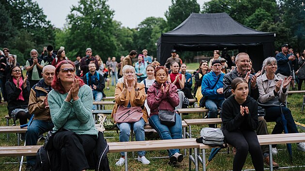 Open air &bdquo;Střezina pro Hradec už pades&aacute;t let&ldquo; přit&aacute;hl do Žižkov&yacute;ch sadů řadu div&aacute;ků. (3. června 2026)