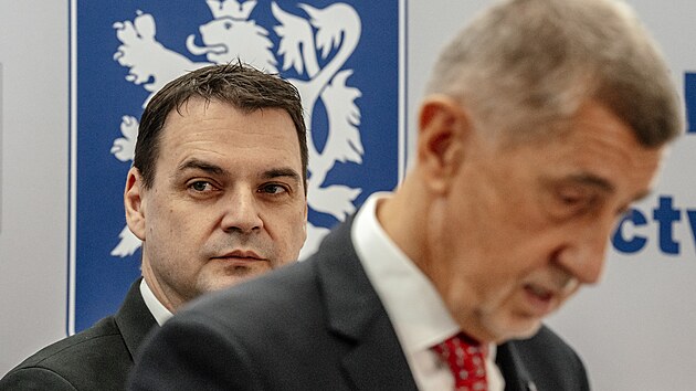 Česk&aacute; delegace před odletem na summit NATO. (7. července 2026)