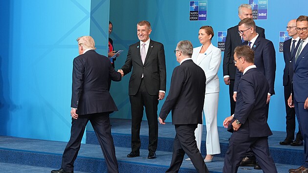 Premiér Andrej Babiš (ANO) a americký prezident Donald Trump si podávají ruku. (8. července 2026)