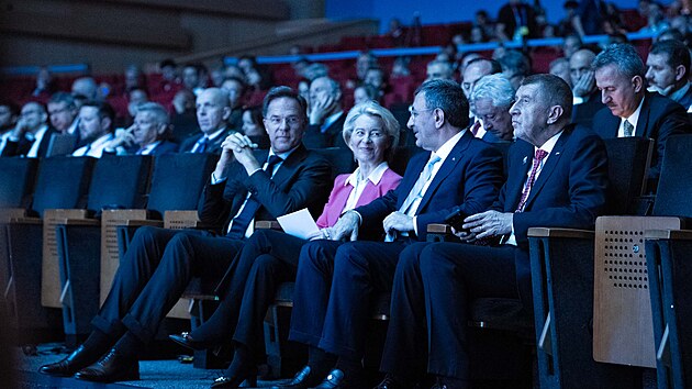 Premiér Andrej Babiš v první řadě na fóru obranného průmyslu. (7. července 2026)