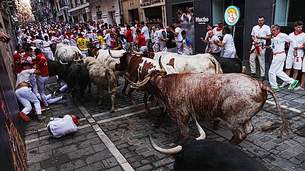Účastníci během prvního běhu s býky na festivalu San Fermín v Pamploně ve Španělsku. (7. července 2026)