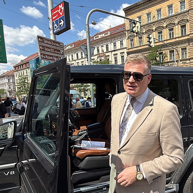 Poslanec Filip Turek u svého vozu, kterým v centru Prahy narazil do nemocničního auta. To skončilo převrácené na střeše. (13. července 2026)