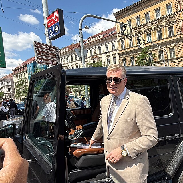 Poslanec Filip Turek u svého vozu, kterým v centru Prahy narazil do nemocničního auta. To skončilo převrácené na střeše. (13. července 2026)