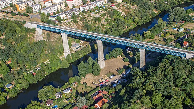 Ikonick&yacute; znojemsk&yacute; viadukt přes &uacute;dol&iacute; Dyje je nejvy&scaron;&scaron;&iacute; most sv&eacute;ho druhu na Moravě.