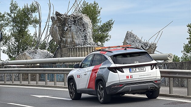 Betonová skulptura Rovnováha na Barrandovském mostě se zřítila. (17. července 2026)
