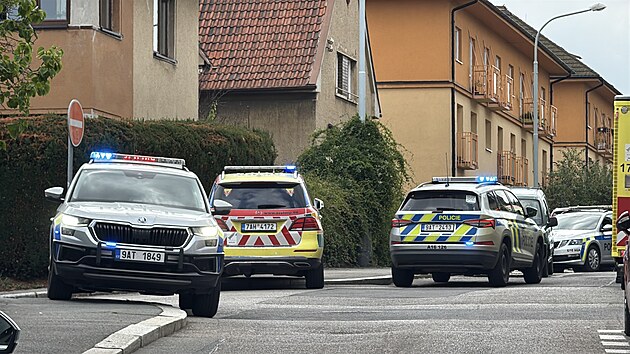 Zásah policie v pražské Hostivaři. Po střelbě našla na ulici mrtvého člověka, další je zraněný. (15. července 2026)