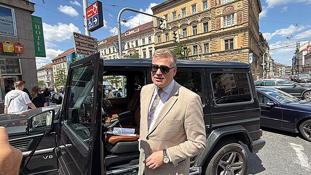 Poslanec Filip Turek u sv&eacute;ho vozu, kter&yacute;m v centru Prahy narazil do nemocničn&iacute;ho auta. To skončilo převr&aacute;cen&aacute; na stře&scaron;e. (13. července 2026)