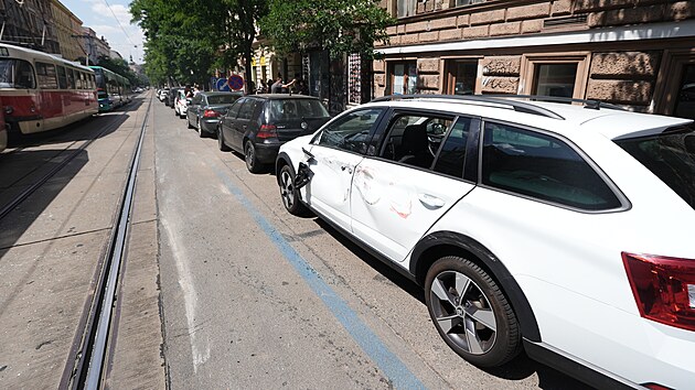 Filip Turek se v centru Prahy srazil s nemocničním autem. To skončilo na střeše. Na snímku je vozidlo, které bylo srážkou také poškozeno. (13. července 2026)
